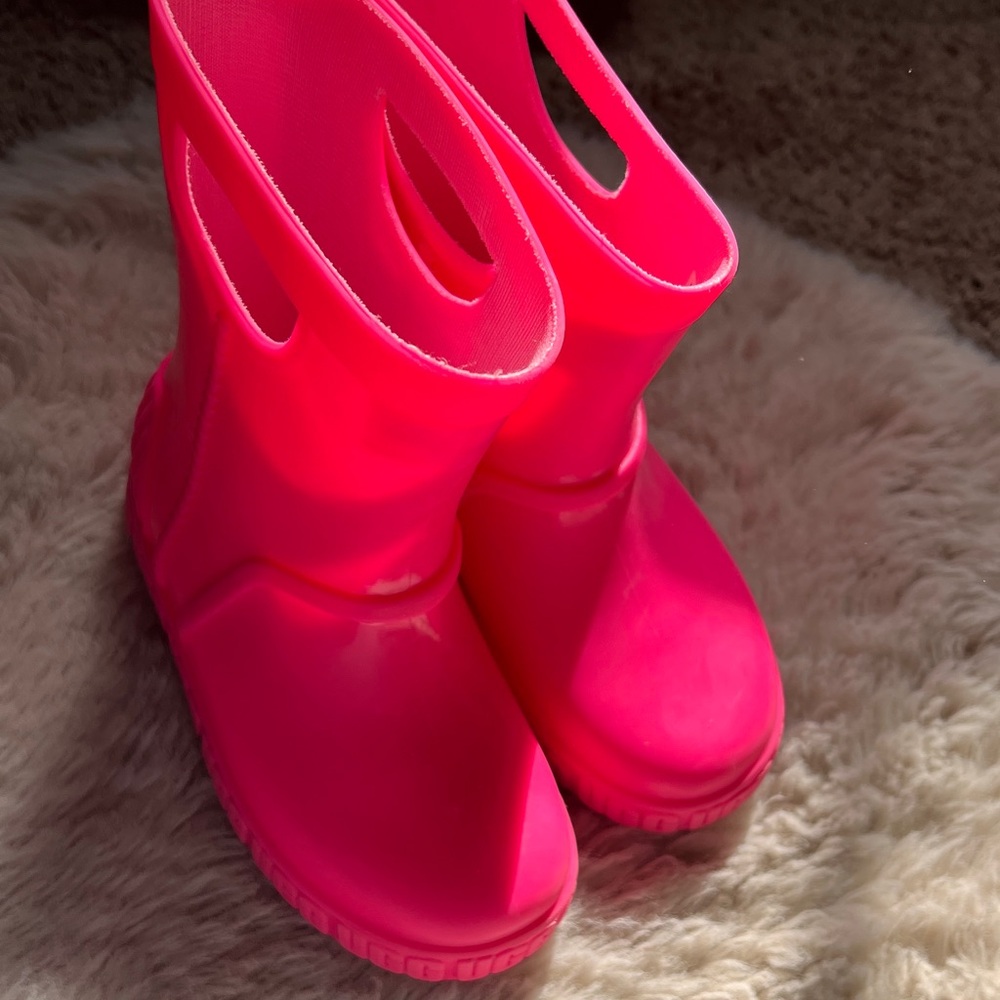 UGG Vibrant Pink Drizzle Boots
